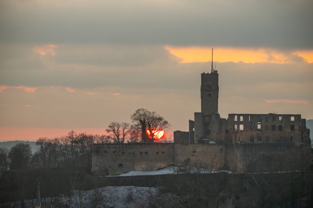 冬季日落时的科尼希斯坦城堡遗址。德国黑森州科尼希斯坦的风景照片。图片下载
