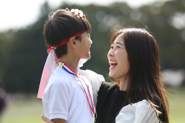 微笑的父母和孩子们的运动会照片图片下载