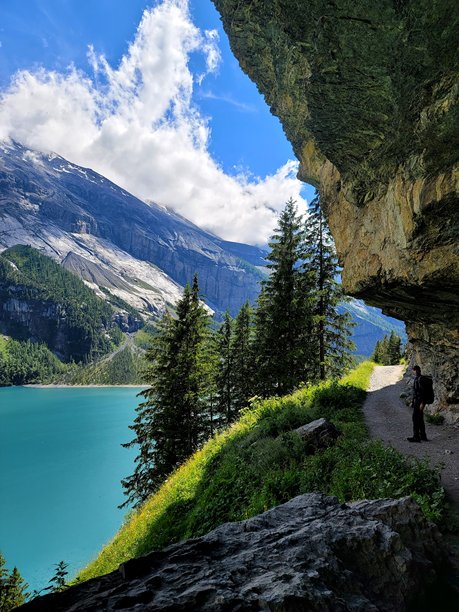 七月拍摄的照片，俯瞰被冰川滋养的碧绿色奥施宁湖周围壮丽的山脉景观，经过在瑞士伯尔尼高地坎德施塔格陡峭小径的徒步旅行。图片下载
