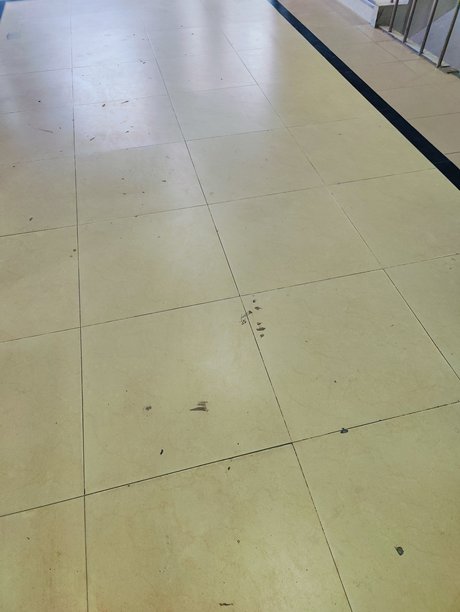 购物中心的瓷砖地板特写照片图片下载