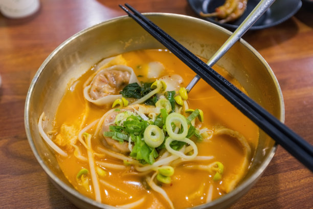 首尔传统餐厅中鱼和海鲜火锅的特写烹饪场景图片下载