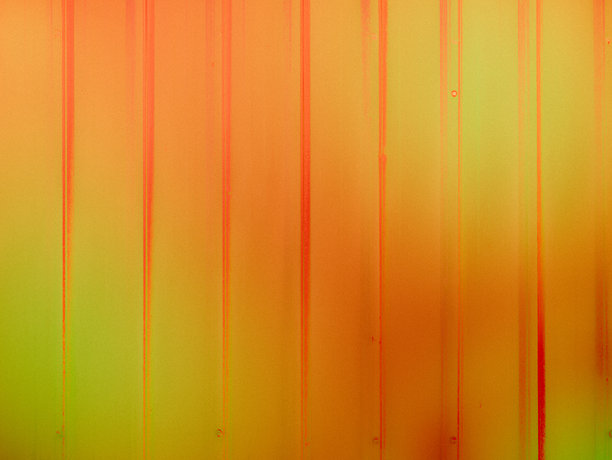波纹铁金属板的抽象鲜艳色彩照片。镀锌铁纹理图案作为背景。图片下载