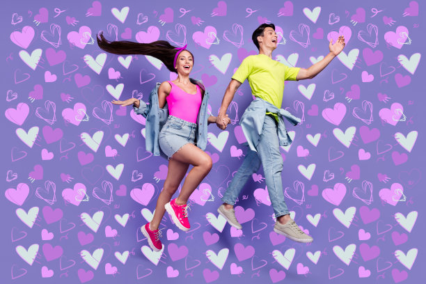 穿着牛仔复古服装的快乐朋友情侣在紫色背景下跳跃奔跑的个人资料照片图片下载