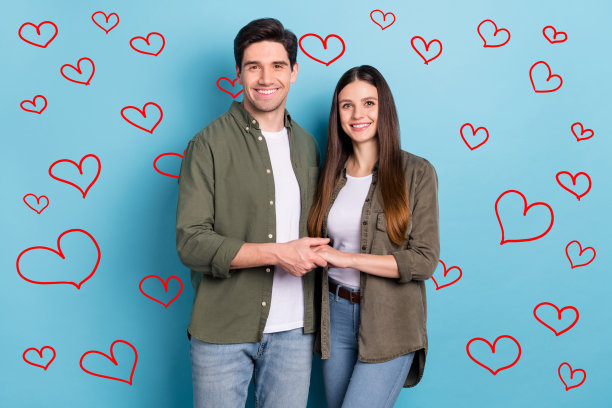 温馨的照片，关心支持的可爱伴侣，男士拥抱女士，舒适而充满爱的约会，背景为蓝色。图片下载