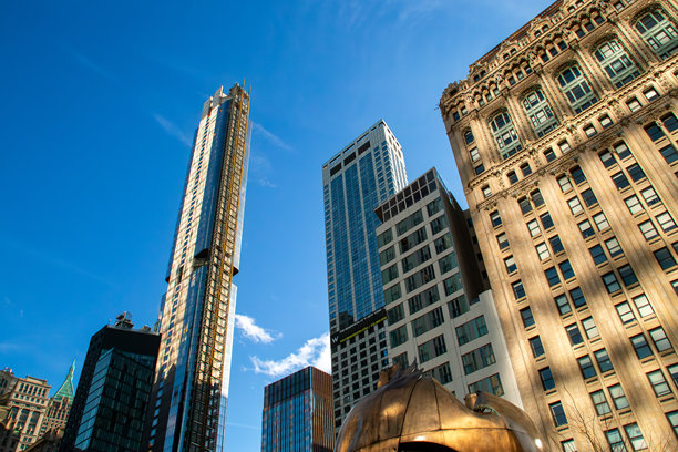 低角度拍摄的纽约下曼哈顿摩天大楼城市景观照片。图片下载