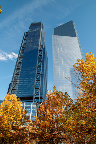 低角度拍摄的纽约下曼哈顿摩天大楼城市景观照片。图片下载