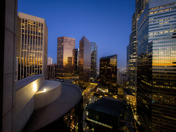 夜间城市天际线的建筑和摩天大楼照片图片下载