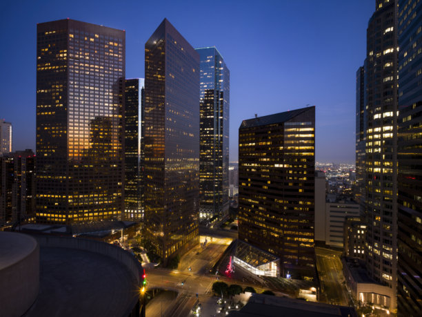 夜间城市天际线的建筑和摩天大楼照片图片下载