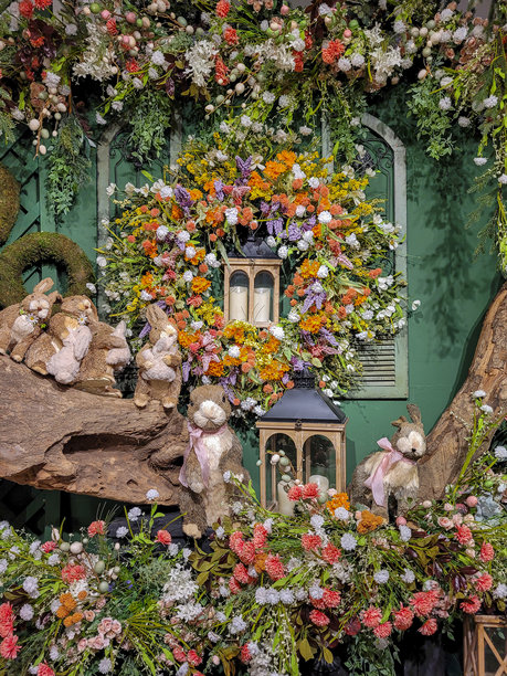 装饰性的复活节照片，包含几个乡村风格的稻草兔子、花女孩和装饰性彩蛋。图片下载