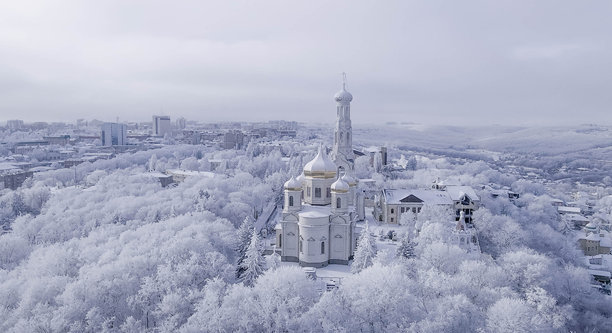 俄罗斯斯塔夫罗波尔的基督教大教堂的航拍全景照片，寒冷的冬日，雪覆盖的公园。图片下载