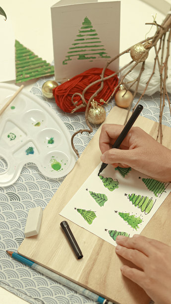 俯视手绘风格圣诞树的水彩插图图片下载