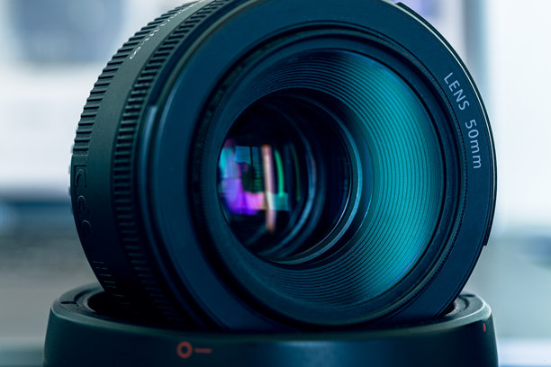微距相机镜头，特写相机镜头，黑色背景上的照片或视频镜头特写，镜头，摄影师职业的概念，寻找摄影师。图片下载
