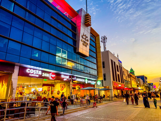 沙特阿拉伯利雅得塔利亚街的夜景照片图片下载