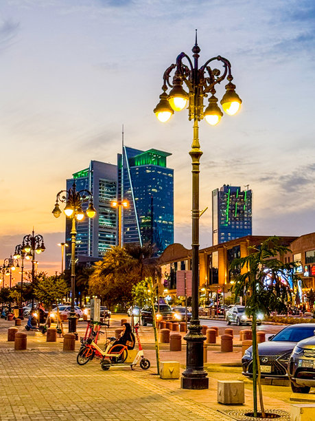 沙特阿拉伯利雅得塔利亚街的夜景照片图片下载