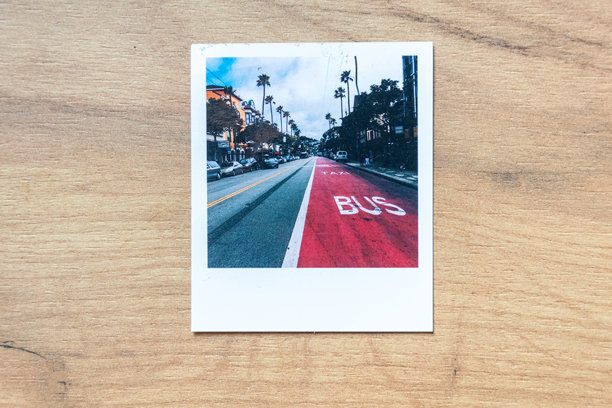 美国公路旅行的即时照片放在木桌上图片下载