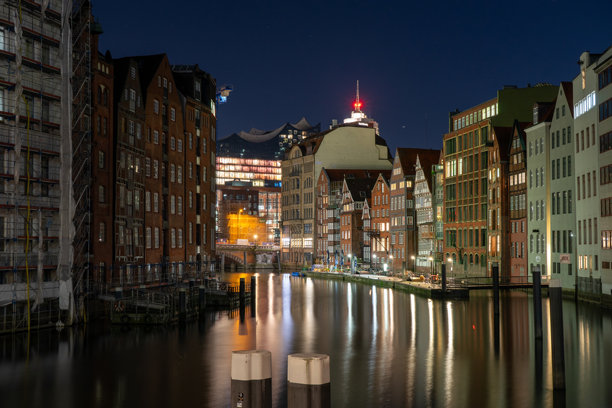 汉堡仓库区斯佩希哈特，日落后灯光照亮的长时间曝光照片，瓦德拉姆斯弗利特，德国图片下载