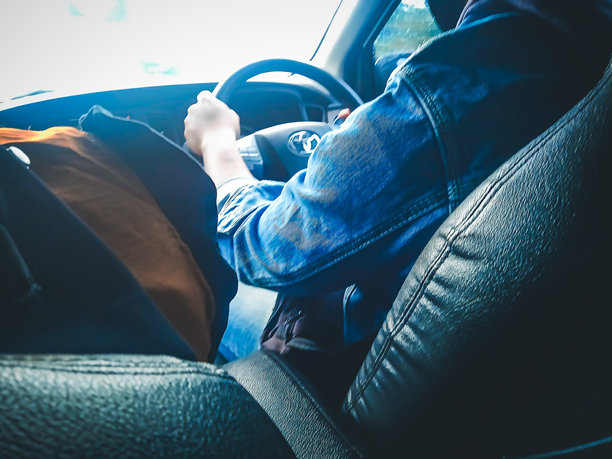 穿着夹克的男子驾驶汽车的照片图片下载