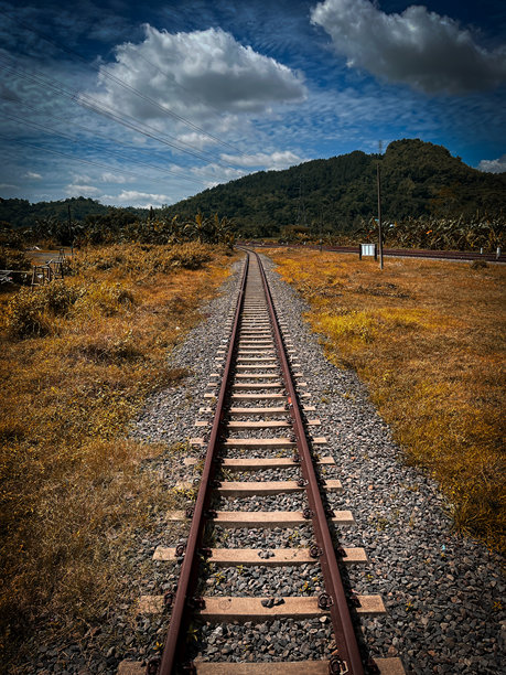 废弃铁路轨道的风景照片图片下载