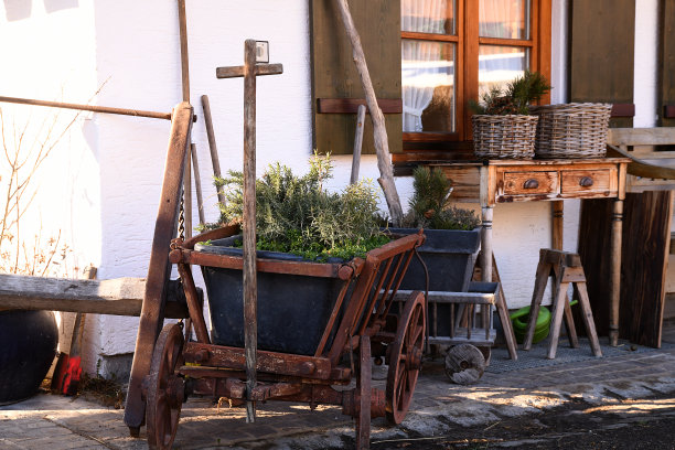 照片展示了一辆旧木制手推车图片下载