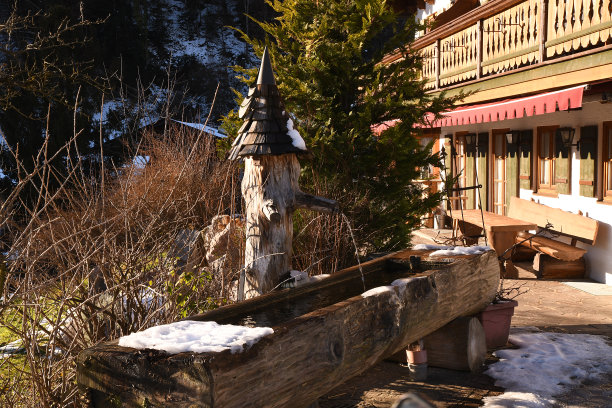 这些照片展示了一个位于阳台旁边舒适房屋附近的古老水源。图片下载