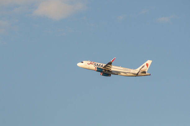 阿根廷布宜诺斯艾利斯的Jet Smart航空公司空客A320-232与红顶红雀的照片图片下载