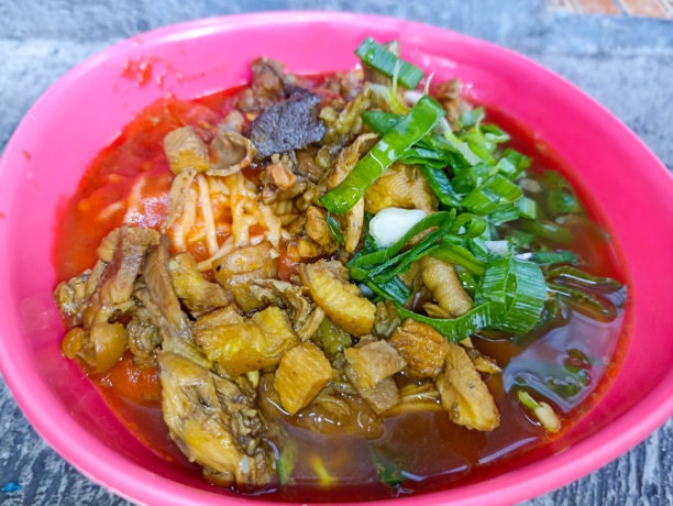 红碗中的辣味鸡肉面特写照片图片下载