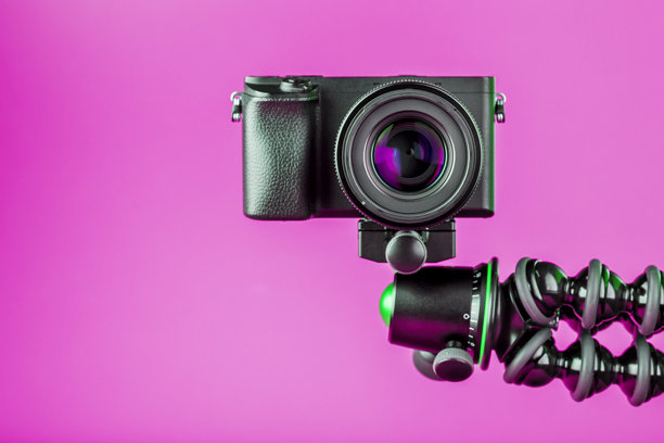 iPhone背景上的相机。为您的博客或报告录制视频和照片。图片下载