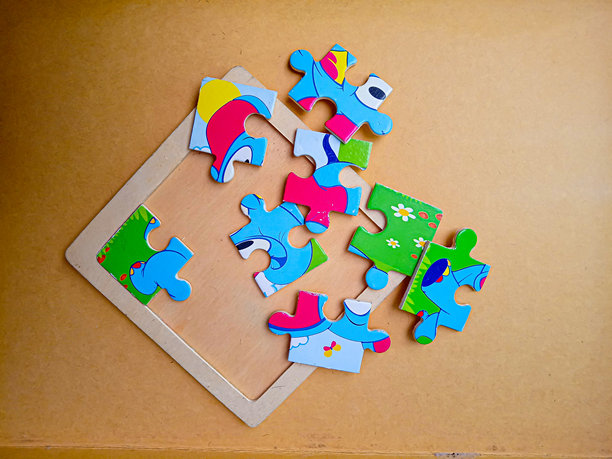 木制拼图玩具的俯视照片图片下载