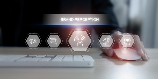 品牌认知与数字营销概念。使用电脑鼠标与未来感数字界面，显示“品牌认知”以及与品牌意识、客户参与相关的图标。图片下载
