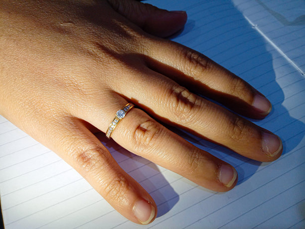 手上戴着金戒指的照片图片下载