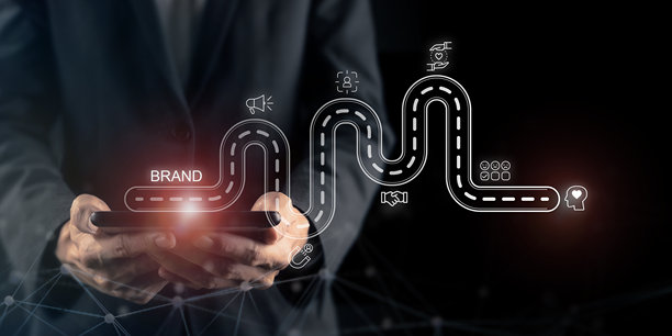 商业与品牌概念。创建、发展和维护品牌价值和市场声誉。使用平板电脑进行规划、定位和沟通，以建立强大的品牌形象。图片下载