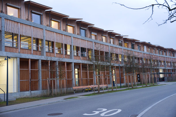 瑞士苏黎世儿童医院木质外观的冬季傍晚美景。照片拍摄于2025年2月8日，瑞士苏黎世。图片下载