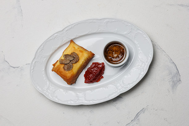 大白盘上的蜂蜜和果酱煎饼。美食照片，餐厅菜品展示，菜单。图片下载