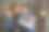 拥抱的情侣肖像，手持超声波孕妇宝宝照片图片下载