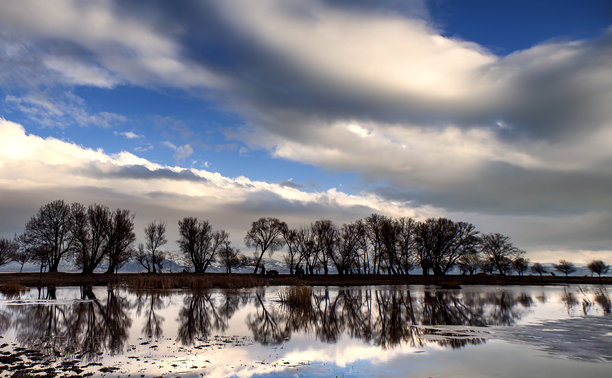 自然摄影,,,蓝天中的白色和多彩云朵，倒映在水面上的景象，湖泊和溪流，自然中的树木，山脉和丘陵，长时间曝光的云朵照片图片下载