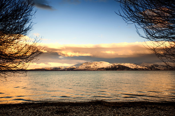 自然摄影,,,蓝天中的白色和多彩云朵，倒映在水面上的景象，湖泊和溪流，自然中的树木，山脉和丘陵，长时间曝光的云朵照片图片下载