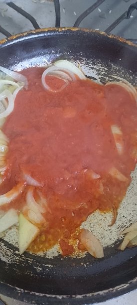 平底锅中的番茄酱照片图片下载