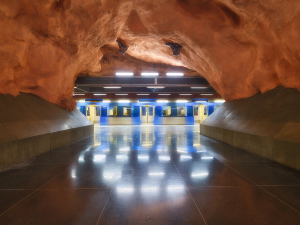 地铁中的自动扶梯。地下列车。城市灯光。瑞典斯德哥尔摩。瑞典首都的热门地铁站。建筑。适合明信片、壁纸和背景的照片。图片下载