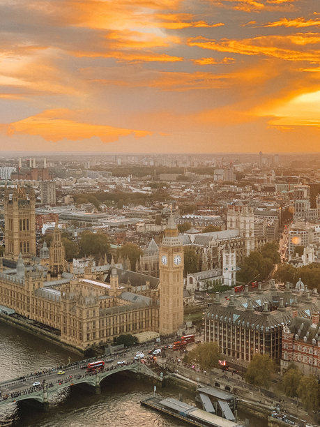 迷人的航拍照片，展现了日落时分标志性的国会大厦和大本钟，展示了伦敦的建筑辉煌。图片下载