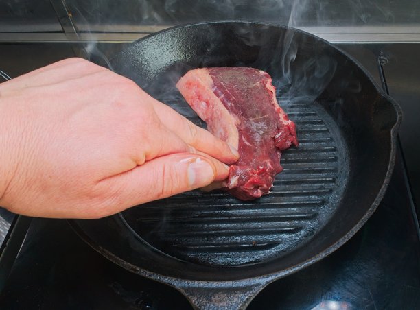 用铸铁煎锅煎制西冷牛排的步骤说明，通过一系列图片展示。图片下载