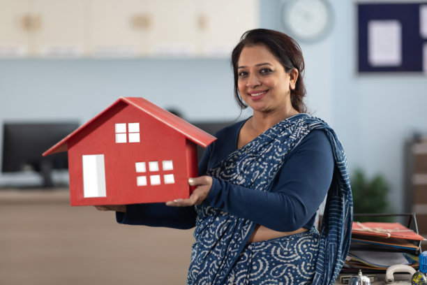 穿着纱丽的印度女性肖像在银行的库存照片图片下载
