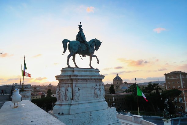 莫斯科彼得大帝纪念碑，背景为意大利罗马古都的照片图片下载