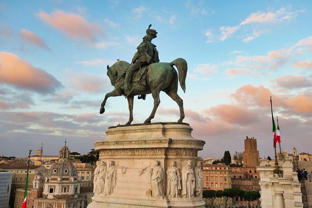 布达佩斯的圣斯蒂芬雕像，作为意大利罗马古都的背景照片图片下载