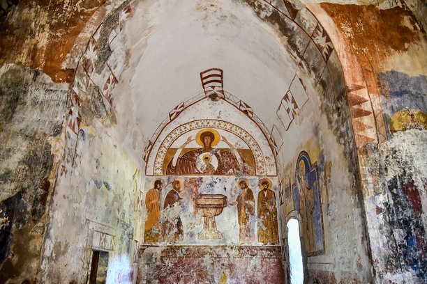 圣墓教堂，作为背景的照片，位于阿拉贡省乌埃斯卡的哈诺瓦斯财政索布拉尔贝。图片下载