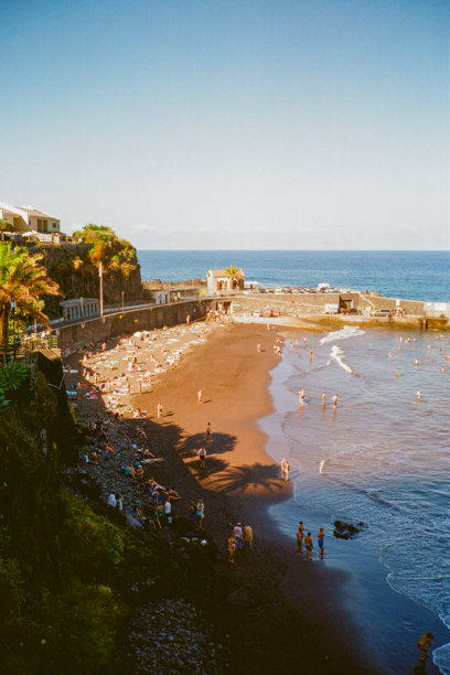马德拉岛塞克沙尔海滩的风景照片，使用胶卷拍摄。图片下载