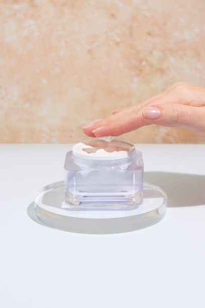 护肤产品照片。标签已通过人工智能去除。极简主义的美容产品造型和摄影。优雅的静谧奢华。美学包装设计。优雅的手触碰面霜。美容博客图片下载