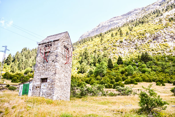 西班牙和法国之间的比利牛斯山脉，古老城堡的废墟，作为背景的照片图片下载