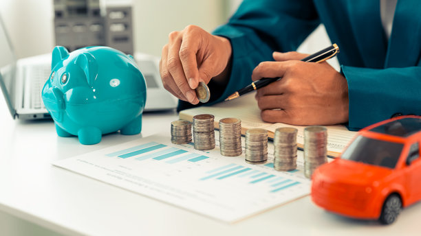身穿西装的商人与玩具车模型，保险贷款，堆叠的硬币，金融概念，购车与首付款，储蓄罐，特写照片图片下载
