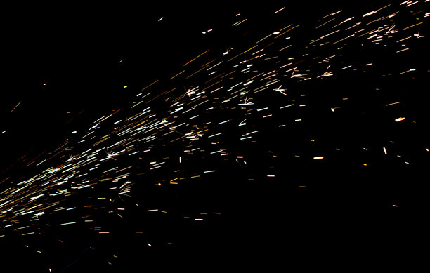 一张黑白照片，展示了绚丽的烟花表演，伴随着大量火花。图片下载