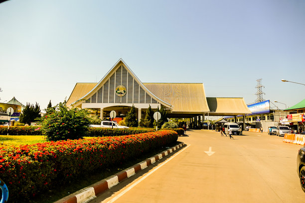 红色谷仓和筒仓，数字照片作为背景图片下载